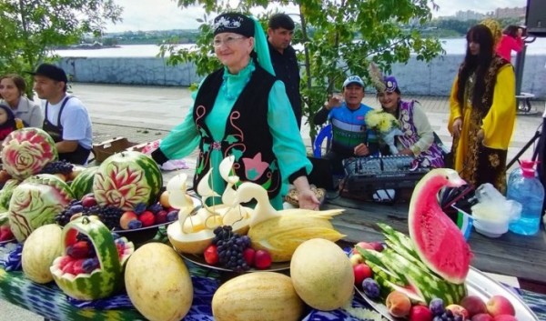 В Иркутске прошел узбекский праздник дыни В Иркутске прошел узбекский праздник дыни