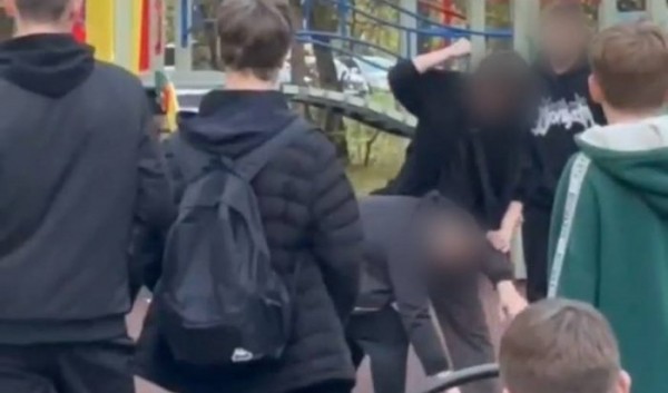 Драка между мужчиной и толпой подростков произошла в Ангарске                            