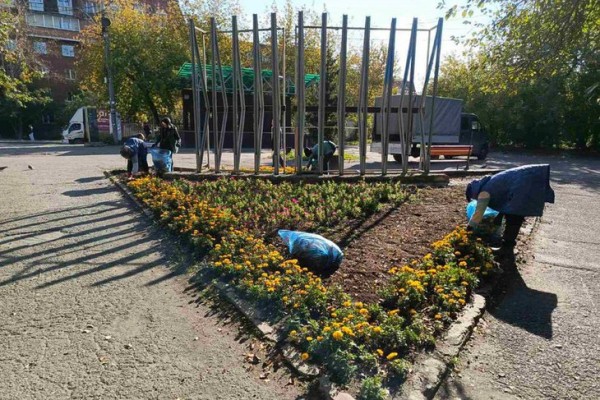 
                Подготовку клумб к зиме завершают в Иркутске
                
            