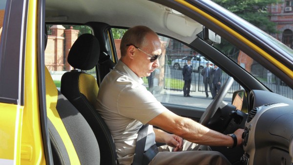Желтая Lada, на которой ездил Путин, открыла движение по участку трассы "Сибирь"