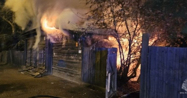 Заброшенный деревянный дом сгорел в центре Иркутска                            