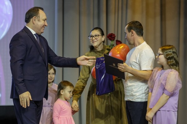 
			В торжественном приёме Мэра Леонида Фролова участвовали 75 семей		
