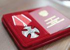 
                Руслан Болотов вручил ордена Мужества семьям троих погибших в зоне СВО иркутян
                
            