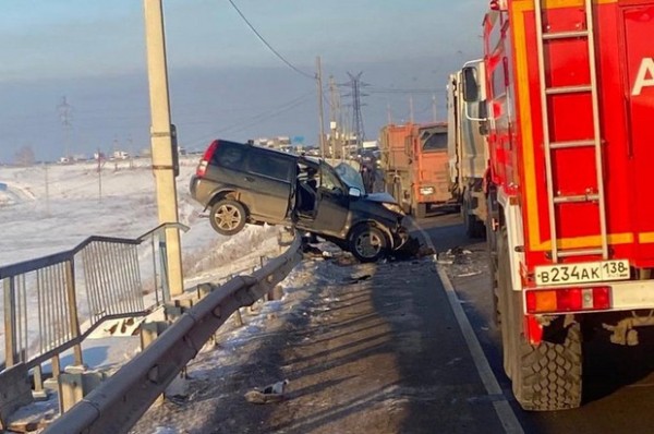 
                Днем 7 декабря три автомобиля столкнулись на мосту через реку Белая в Усольском районе
                
            