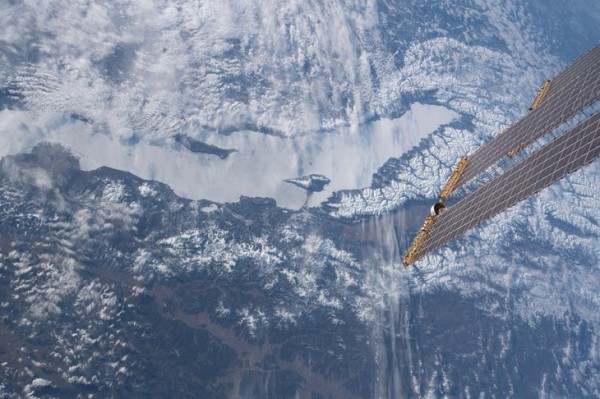 
                Космонавт Олег Артемьев показал фото зимнего Байкала с орбиты Земли
                
            