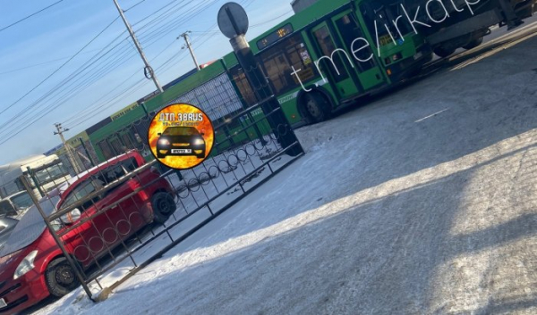 В Иркутске муниципальный автобус врезался в фуру                            