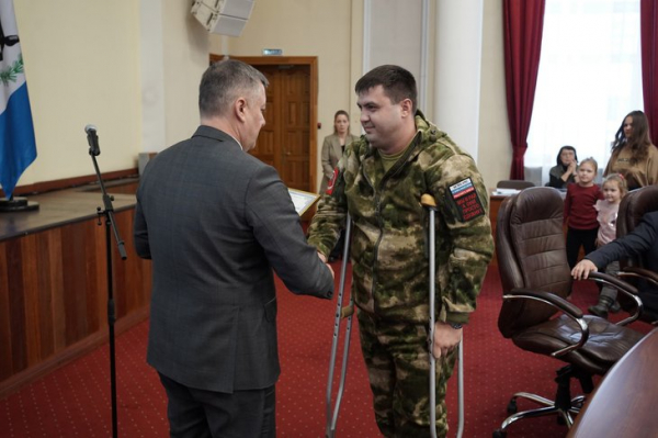 
                Губернатор Иркутской области вручил медаль &laquo;За отвагу&raquo; участнику СВО Станиславу Максименко
                
            