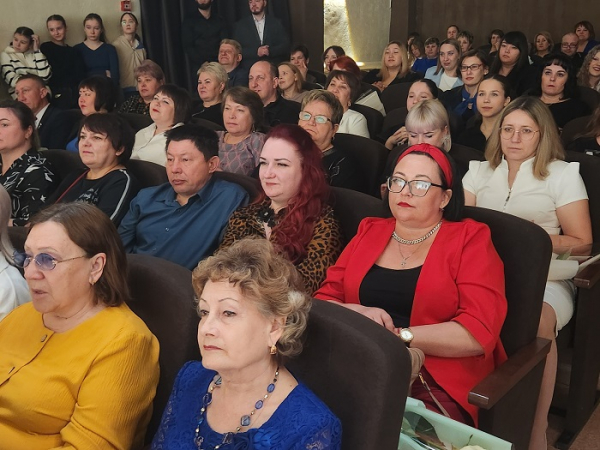 
			В Иркутском районе более 80 работников культуры награждены в честь профессионального праздника		