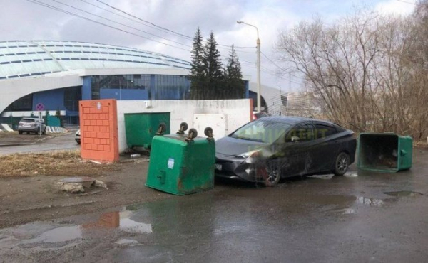 В Иркутске машину забаррикадировали мусорными контейнерами В Иркутске машину забаррикадировали мусорными контейнерами