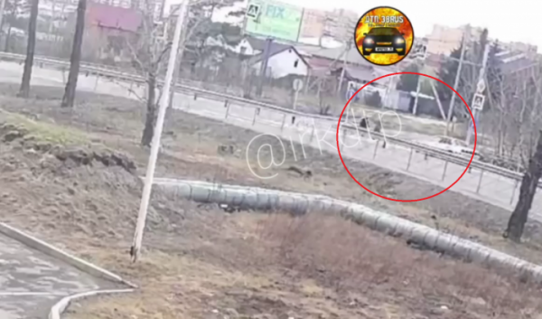 На Байкальской в Иркутске два пешехода попали под машину (Видео) На Байкальской в Иркутске два пешехода попали под машину (Видео)