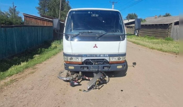 В Усть-Ордынском грузовик сбил семилетнего мальчика на велосипеде                            
