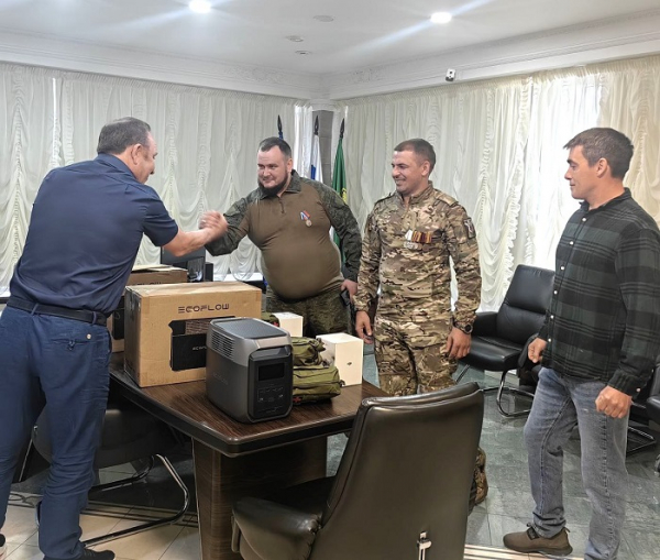 
			Пауэрбанки, тактические аптечки и квадрокоптеры вручил мэр Иркутского района Леонид Фролов трем бойцам  &nbsp;		