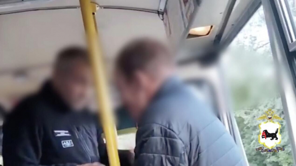 В Иркутске полиция проверит данные о драке 2 мужчин из-за шаурмы в автобусе
