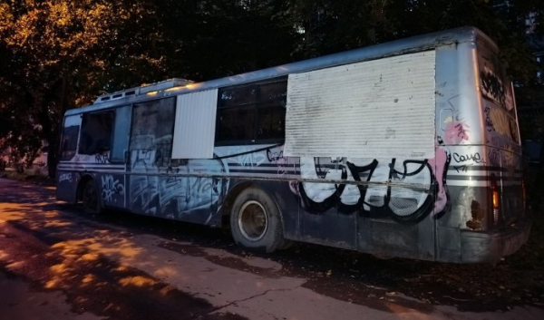 Бесхозный автобус убрали в переулка Пугачева в Иркутске Бесхозный автобус убрали в переулка Пугачева в Иркутске