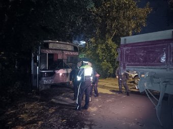 Бесхозный автобус убрали в переулка Пугачева в Иркутске Бесхозный автобус убрали в переулка Пугачева в Иркутске