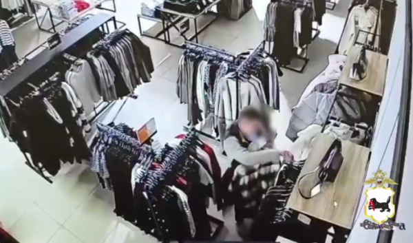 В Иркутске мужчина похитил из ТРЦ одежду на 160 тысяч рублей (Видео) В Иркутске мужчина похитил из ТРЦ одежду на 160 тысяч рублей (Видео)