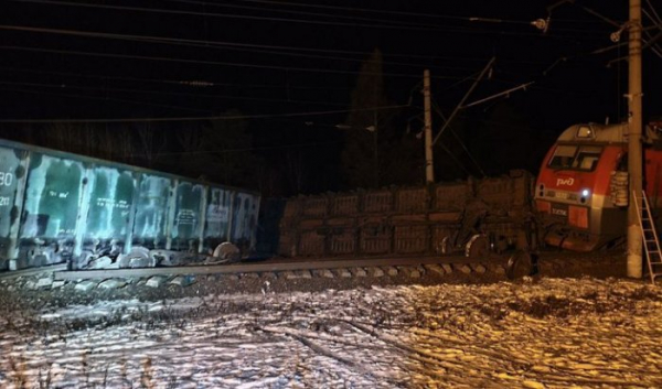 В Тайшетском районе из-за постороннего предмета на путях опрокинулись вагоны и локомотив                            