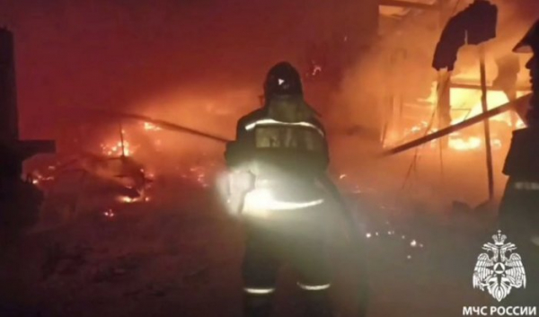 В Усолье-Сибирском тушат крупный пожар в мебельных цехах (Видео) В Усолье-Сибирском тушат крупный пожар в мебельных цехах (Видео)