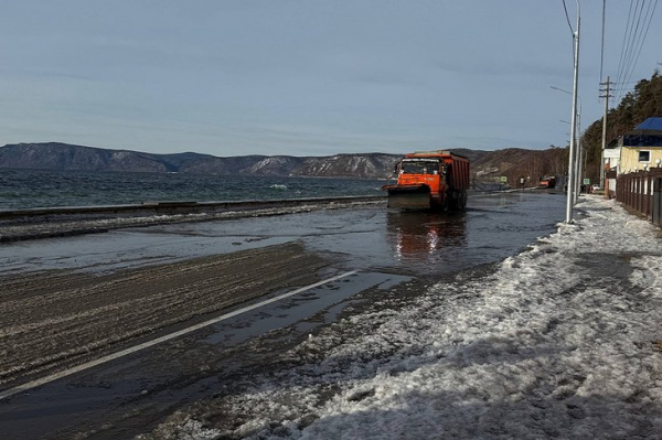 
                Дорогу на улице Горького в Листвянке затопило из-за высоких волн на Байкале
                
            