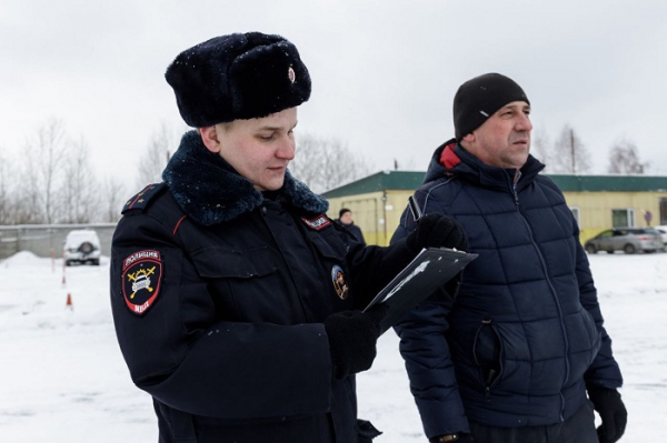 
			Лучший водитель школьного автобуса Андрей Еникеев перевозит ребят Оекской школы		