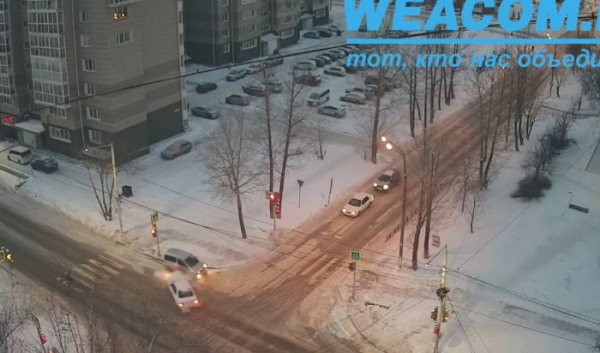 Камера WEACOM.RU зафиксировала момент аварии в Иркутске Камера WEACOM.RU зафиксировала момент аварии в Иркутске
