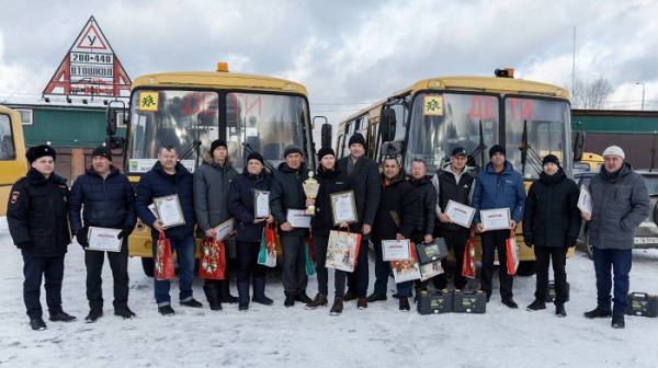 
			Лучший водитель школьного автобуса Андрей Еникеев перевозит ребят Оекской школы		