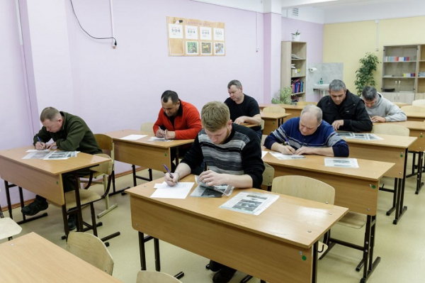
			Лучший водитель школьного автобуса Андрей Еникеев перевозит ребят Оекской школы		