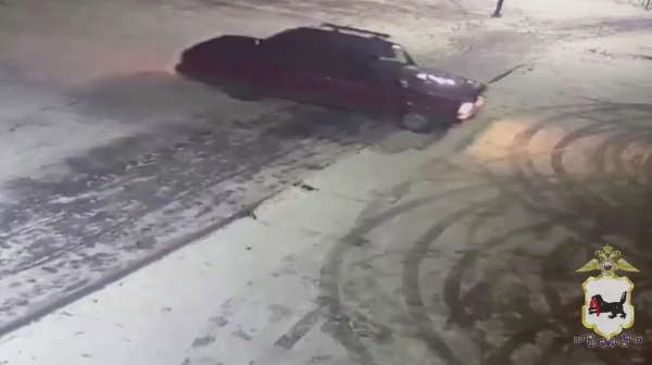 В городе Зима мужчина прокатился на отцовских "Жигулях" по Мемориалу Славы