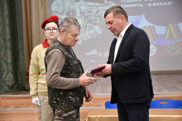 
                В бодайбинской школе открыли &laquo;Парту Героя&raquo; в честь участника СВО Максима Кудряшова
                
            