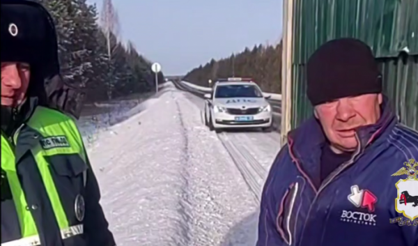 В&nbsp;Приангарье госавтоинспекторы помогли замерзающему водителю большегруза (Видео)                            