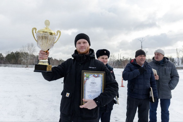 
			Лучший водитель школьного автобуса Андрей Еникеев перевозит ребят Оекской школы		