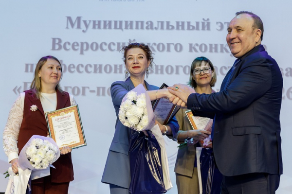 
			Лучших педагогов наградили в Иркутском округе		