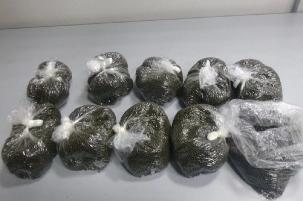 
                В аэропорту Иркутска за год изъяли 230 килограммов насвая и 45 тысяч сигарет
                
            