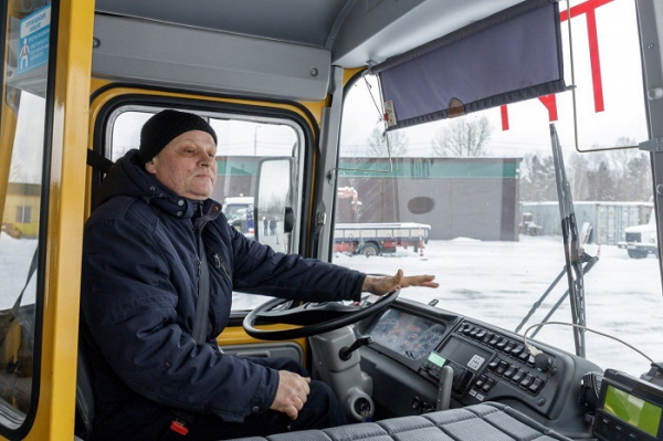
			Лучший водитель школьного автобуса Андрей Еникеев перевозит ребят Оекской школы		