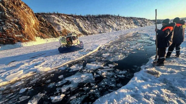 СК допросил супругу водителя УАЗ и очевидца трагедии с туристами на Байкале СК допросил супругу водителя УАЗ и очевидца трагедии с туристами на Байкале