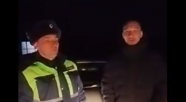 Полицейские спасли семью с грудничком, застрявшую на трассе &laquo;Сибирь&raquo; в мороз (Видео)                            