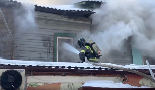 В&nbsp;центре Иркутска утром загорелся двухэтажный деревянный дом (Видео)                            