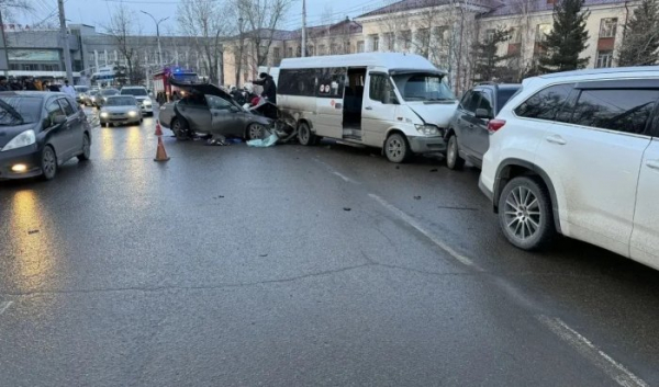 В Иркутске автоинспекторы выясняют причины массового ДТП                            