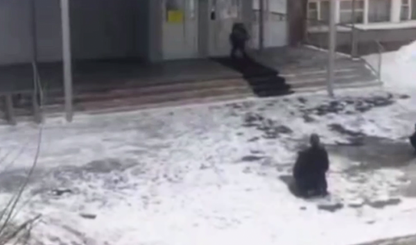 В Братске задержан мужчина, который напугал школьников (Видео) В Братске задержан мужчина, который напугал школьников (Видео)