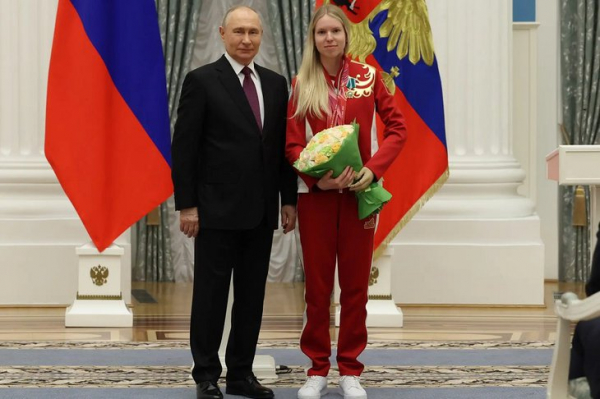 
                Владимир Путин вручил орден Дружбы горнолыжнице из Байкальска Варваре Ворончихиной
                
            