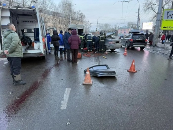 В Иркутске автоинспекторы выясняют причины массового ДТП                            