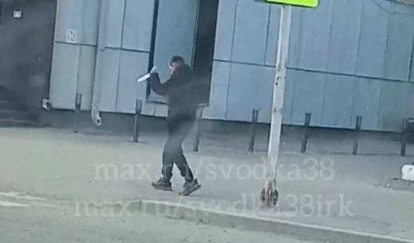 В&nbsp;Ангарске мужчина размахивал ножом на&nbsp;улице (Видео)                            