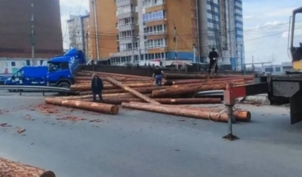 На Джамбула 1 мая перевернулся лесовоз Scania, груженный древесиной                            