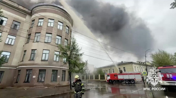 В центре Иркутска ликвидируют пожар в здании НИИ на площади 700 "квадратов"