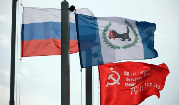 На здании правительства Приангарья в пятый раз установили копию Знамени Победы На здании правительства Приангарья в пятый раз установили копию Знамени Победы