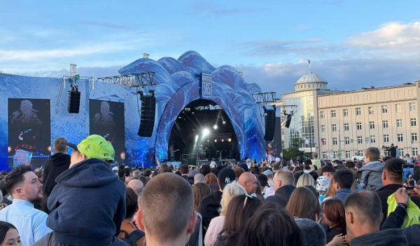 Солист группы «Дискотека Авария» обнажил торс и поцеловал фанатку на Дне города в Иркутске Солист группы «Дискотека Авария» обнажил торс и поцеловал фанатку на Дне города в Иркутске