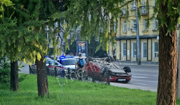 Камера WEACOM зафиксировала момент ДТП с&nbsp;легковушкой в&nbsp;центре                            