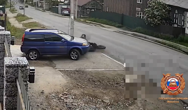 В&nbsp;Иркутске мотоциклист врезался в&nbsp;столб и&nbsp;задел автомобиль (Видео)                            