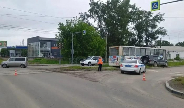 В&nbsp;Усолье-Сибирском внедорожник врезался в&nbsp;трамвай                            