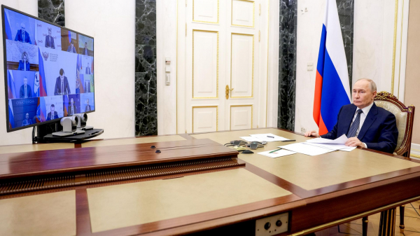 Путин поручил привлечь малый и средний бизнес к производству нефтепродуктов Путин поручил привлечь малый и средний бизнес к производству нефтепродуктов